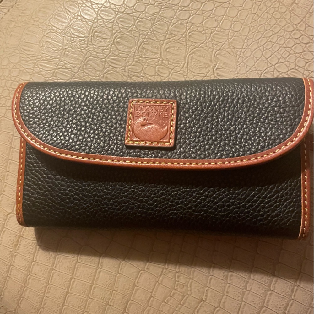 Dooney & Bourke Black and Tan Textured Wallet